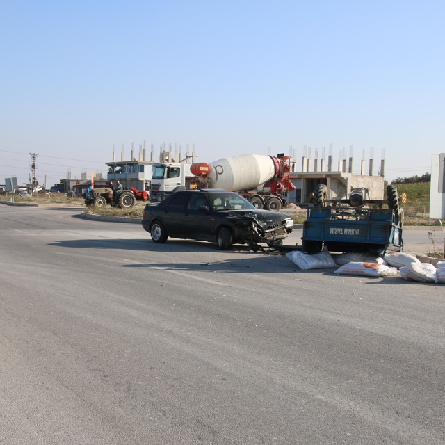 Hatay'da otomobil ile tarım aracının çarpıştığı kazada 4 kişi yaralandı