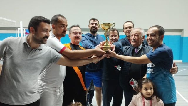 Çağlayancerit'te "24 Kasım Öğretmenler Günü" voleybol turnuvası düzenlendi