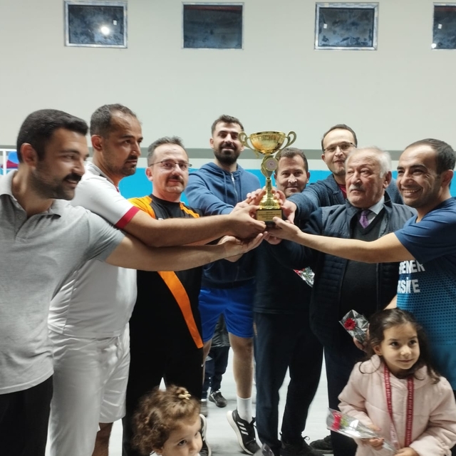 Çağlayancerit'te "24 Kasım Öğretmenler Günü" voleybol turnuvası düzenlendi