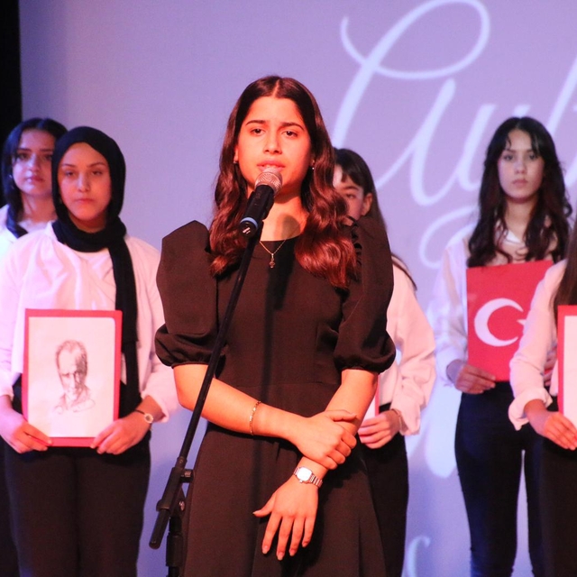 Depremde öğretmenini kaybeden öğrenci, şarkı söylerken gözyaşlarına hakim o...