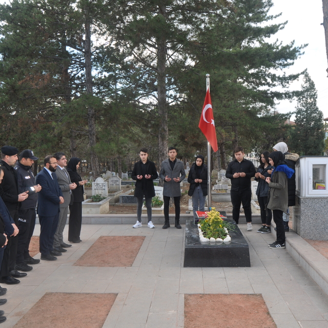 Laçin Kaymakamı Şimşek, şehit Aybüke öğretmenin kabrini ziyaret etti