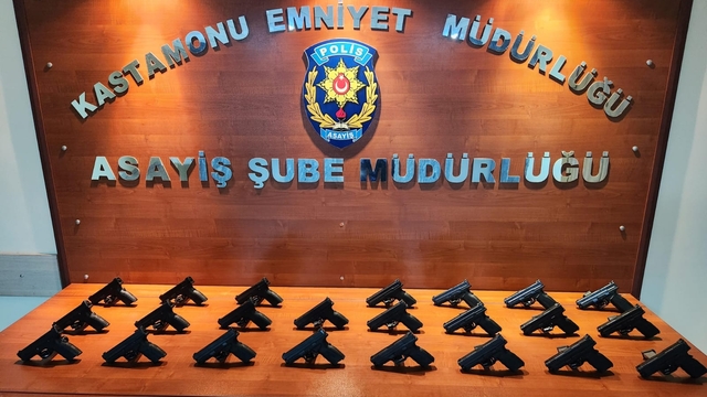 İstanbul'dan Kastamonu'ya ruhsatsız tabanca getiren 3 kişi yakalandı