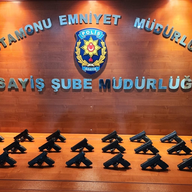 İstanbul'dan Kastamonu'ya ruhsatsız tabanca getiren 3 kişi yakalandı