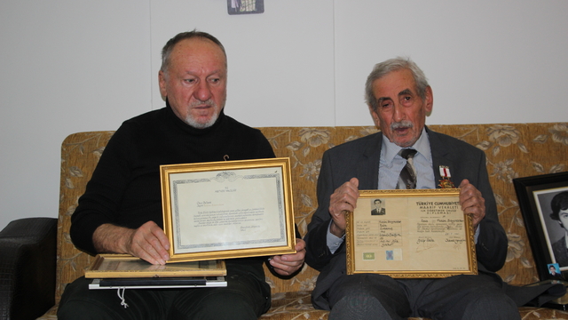 Artvin'de emekli öğretmen 61 yıl sonra öğrencisi ile bir araya geldi
