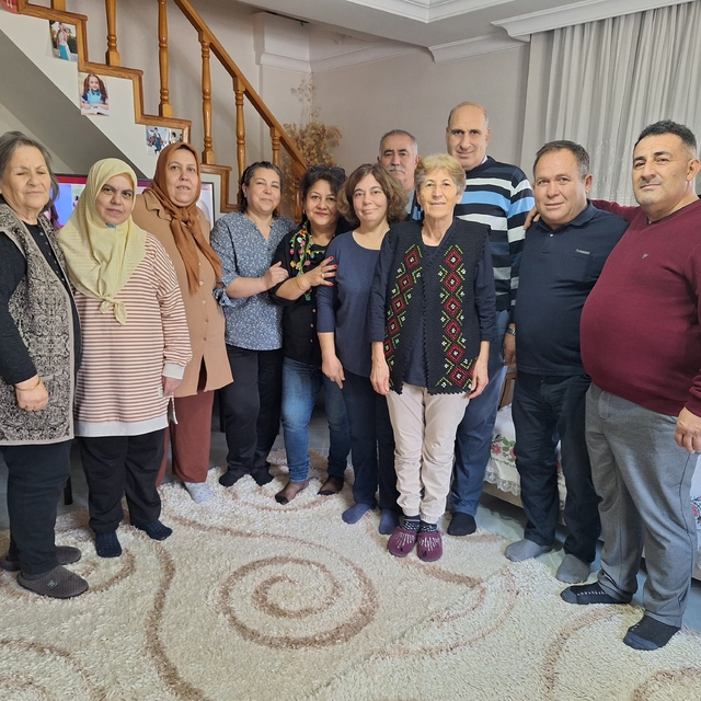 Manisa'da bir grup sınıf arkadaşı 41 yıl önceki öğretmenlerinin gününü kutl...