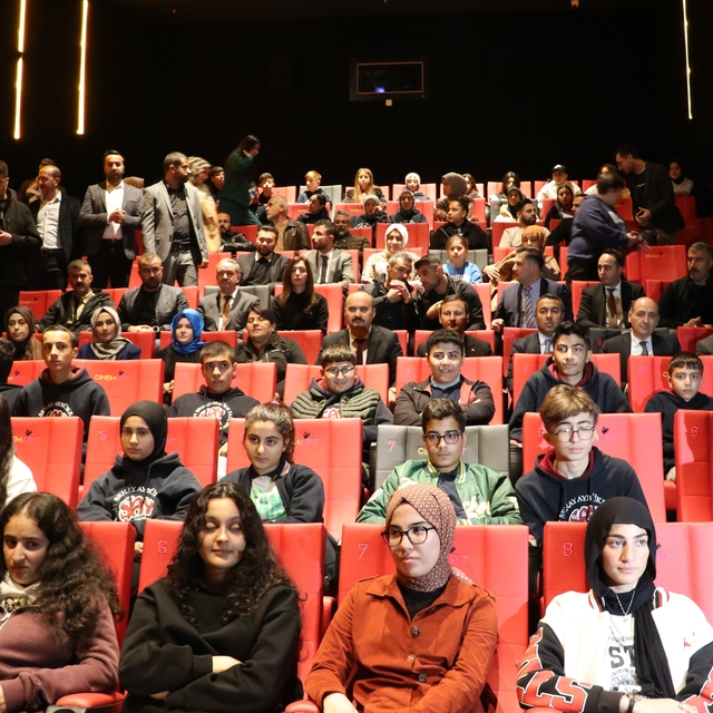 Batman'da öğretmen ve öğrenciler "Aybüke; Öğretmen Oldum Ben!" filmini izle...