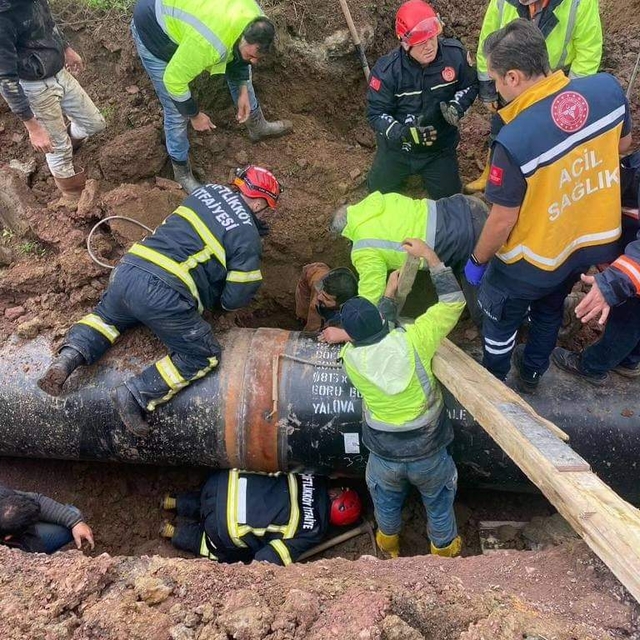 Yalova'da, içme suyu hattı yenileme çalışmasında göçükte kalan işçi kurtarı...