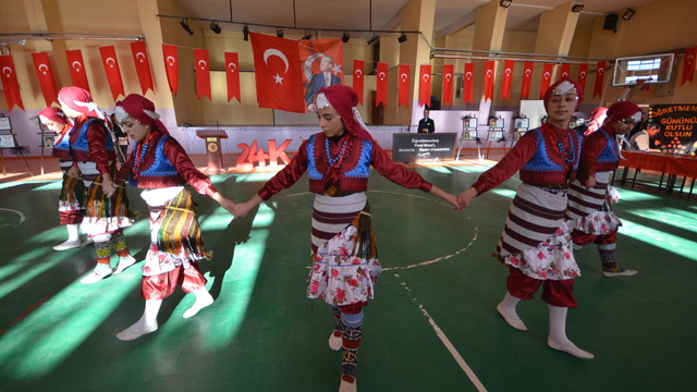 Kars'ın ilçelerinde Öğretmenler Günü kutlandı