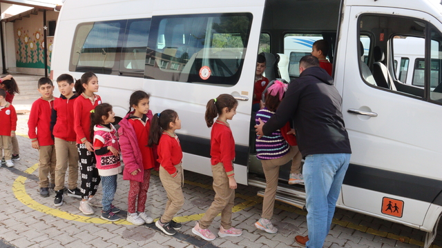 Denizli'de okul servislerini "Şirin Dedektifler" denetliyor