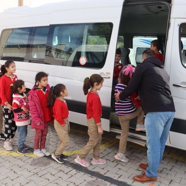 Denizli'de okul servislerini "Şirin Dedektifler" denetliyor