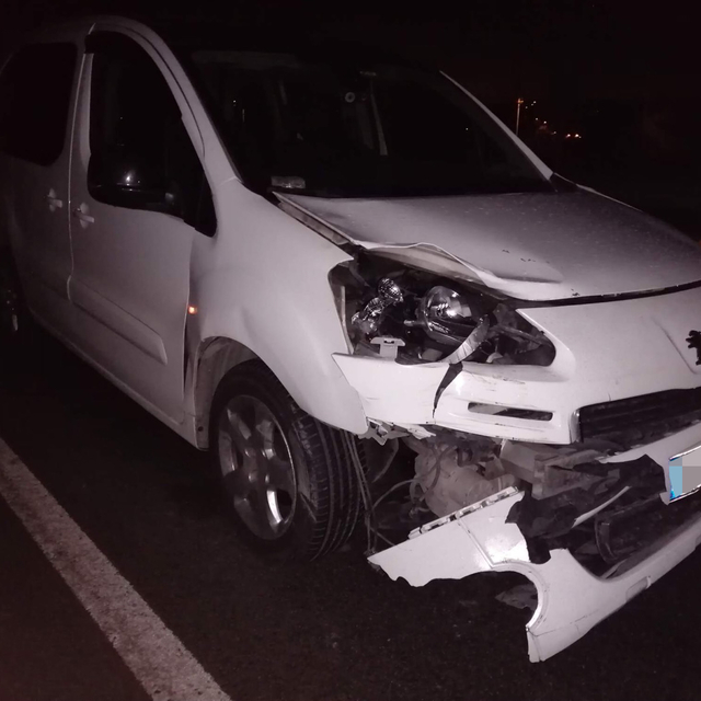 İzmir'de kara yolunda tartışan iki kişi, hafif ticari araçların çarpması so...