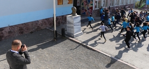 Mahalledeki elektrik kesintisi, öğretmene birincilik getirdi