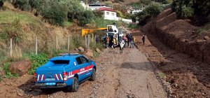 İncirliova'da devrilen kamyonun sürücüsü yaralandı