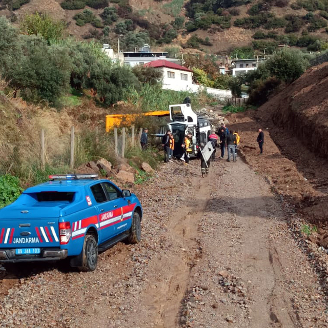 İncirliova'da devrilen kamyonun sürücüsü yaralandı