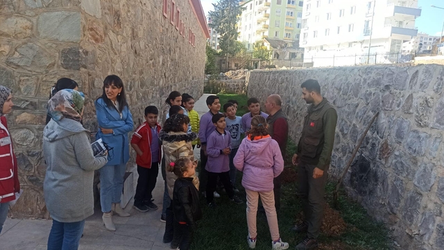 Gaziantep'te depremde hayatını kaybeden 39 öğretmen anısına fidan dikildi