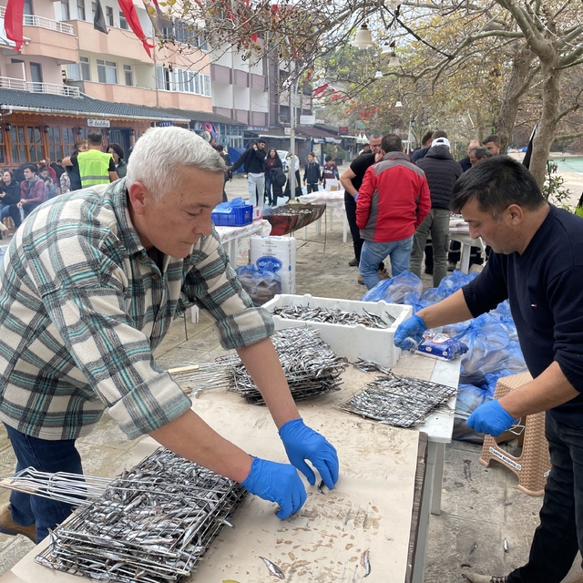 Amasra'daki hamsi şenliğinde yarım ton hamsi dağıtıldı