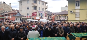 Kamyon ve otomobilin çarpıştığı kazada ölen karı kocanın cenazeleri defnedi...