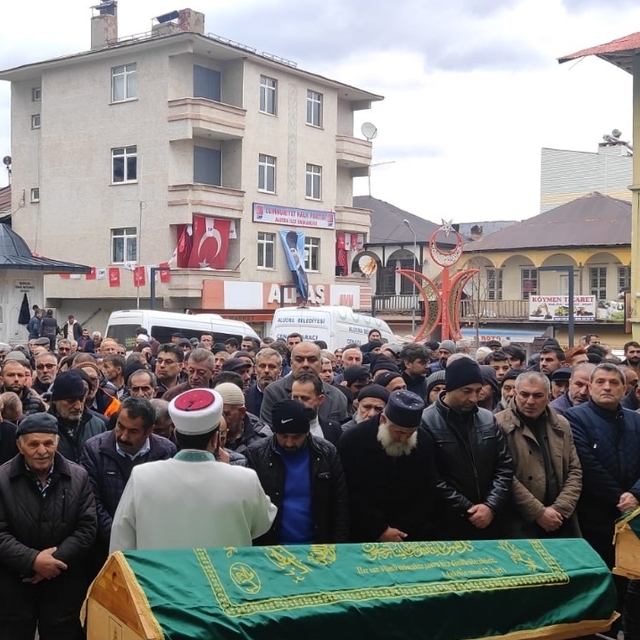 Kamyon ve otomobilin çarpıştığı kazada ölen karı kocanın cenazeleri defnedi...