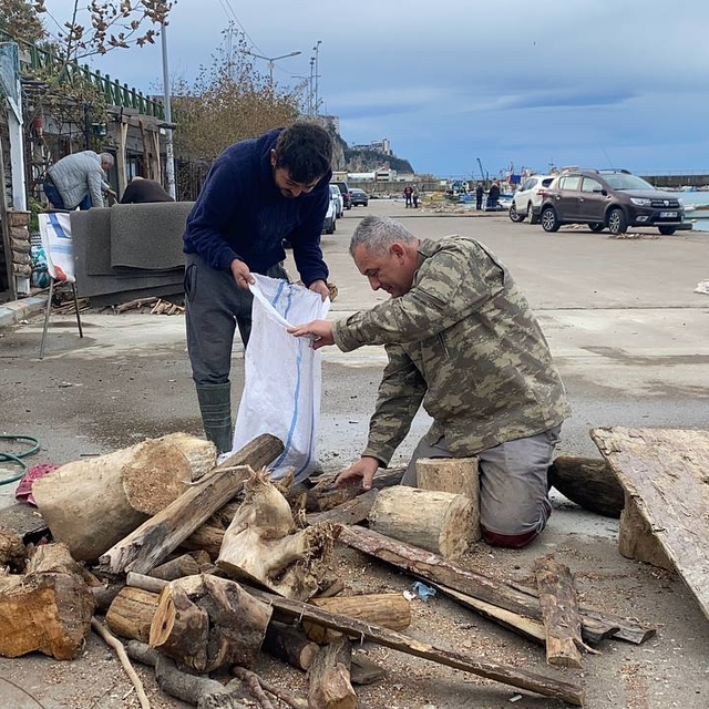 Zonguldak'ta fırtına uyarısına karşı önlem alan balıkçılar teknelerini kara...