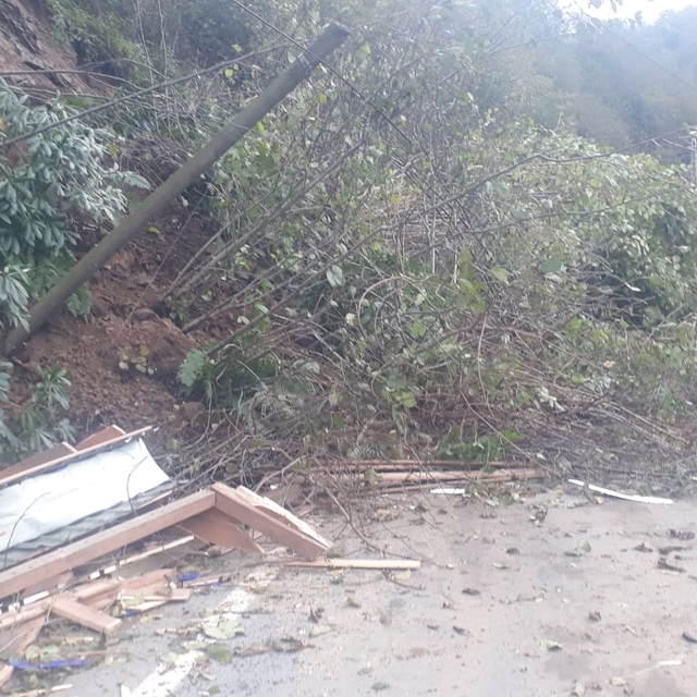 Rize'de heyelan; toprak altında kalan durak yıkıldı