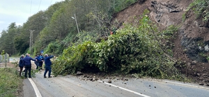 Pazar-Hemşin kara yolunda ulaşım heyelan nedeniyle tek şeritten sağlanıyor