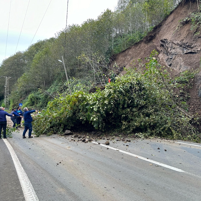 Pazar-Hemşin kara yolunda ulaşım heyelan nedeniyle tek şeritten sağlanıyor