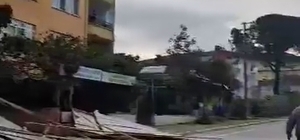 Yalova'da fırtınanın savurduğu çatı 2 kişiye çarptı