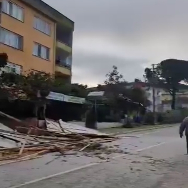 Yalova'da fırtınanın savurduğu çatı 2 kişiye çarptı
