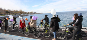 Vanlı kadınlar Gazze'de ölen kadınlar için gökyüzüne balon bıraktı