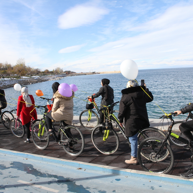 Vanlı kadınlar Gazze'de ölen kadınlar için gökyüzüne balon bıraktı