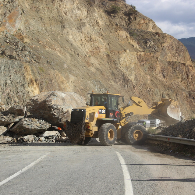 Artvin-Ardahan kara yolunda ulaşım heyelan nedeniyle tek şeritten sağlanıyo...