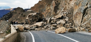 Artvin'de heyelan; kayalar kara yoluna düştü