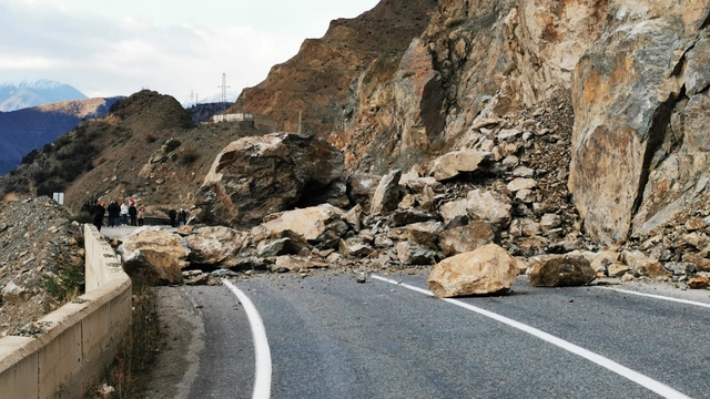 Artvin'de heyelan; kayalar kara yoluna düştü