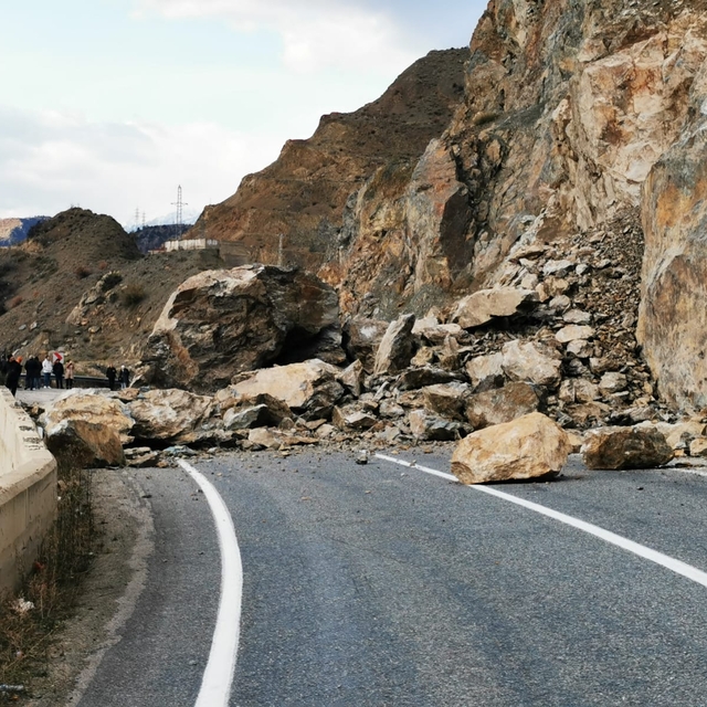 Artvin'de heyelan; kayalar kara yoluna düştü