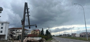 Kocaali'de kuvvetli rüzgar elektrik direklerini yıktı