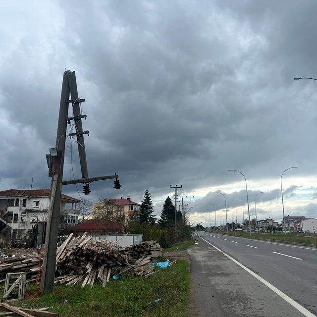 Kocaali'de kuvvetli rüzgar elektrik direklerini yıktı