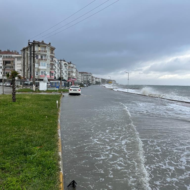 Yalova'da deniz ile kara birleşti; İDO seferleri iptal