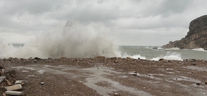 Amasra'da fırtına; balıkçı tekneleri ile destek gemileri limana çekildi