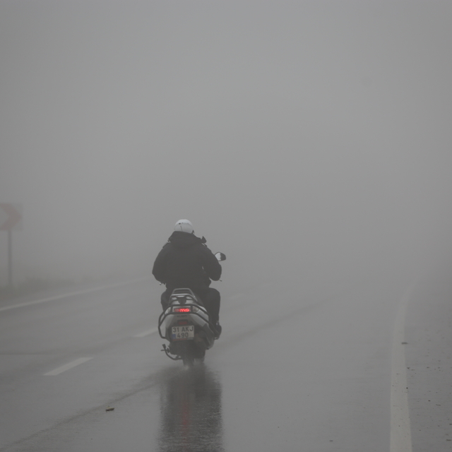 Hatay'da sis nedeniyle görüş mesafesi düştü