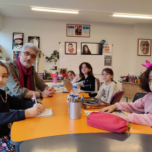 Sinoplu öğrenciler barış konulu karikatürleriyle İtalya'dan iki dünya birin...