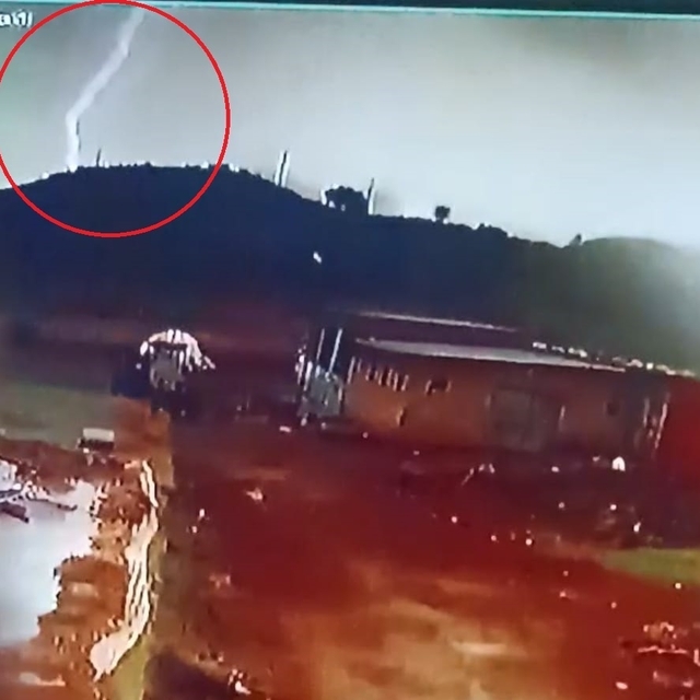 Çobanın öldüğü yıldırımın düşme anı kamerada