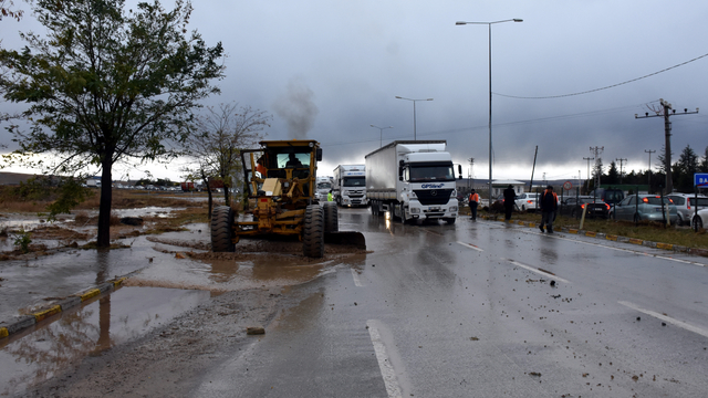 Sağanak nedeniyle kapanan Kırıkkale-Samsun kara yolu ulaşıma açıldı