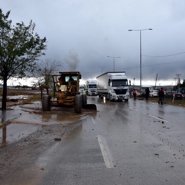 Sağanak nedeniyle kapanan Kırıkkale-Samsun kara yolu ulaşıma açıldı