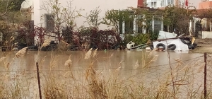 Enez'de sağanak nedeniyle yazlıkların bahçelerini su bastı