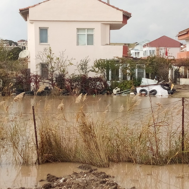 Enez'de sağanak nedeniyle yazlıkların bahçelerini su bastı