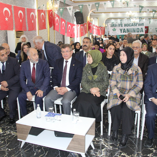 Gelecek Partisi Genel Başkanı Davutoğlu, partisinin Sakarya il kongresine k...