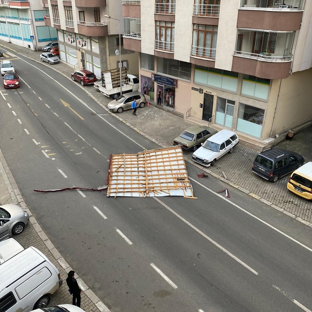 Trabzon'da bir kişi rüzgarda savrulan çatının altında kalmaktan son anda ku...