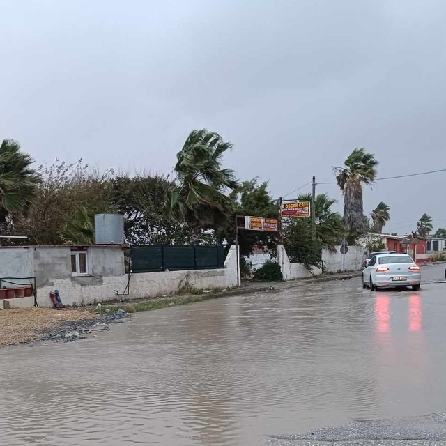 Hatay'da sağanak ve fırtına yaşamı olumsuz etkiledi
