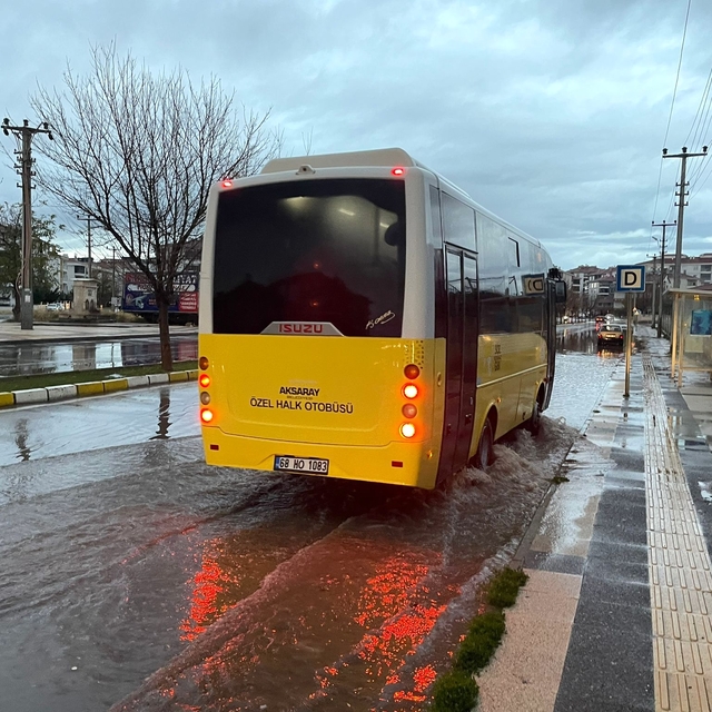 Aksaray'da kuvvetli rüzgar ve sağanak yaşamı olumsuz etkiledi