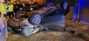 Aydın'da park halindeki otomobile çarpan otomobil ters döndü, sürücüsü yara...